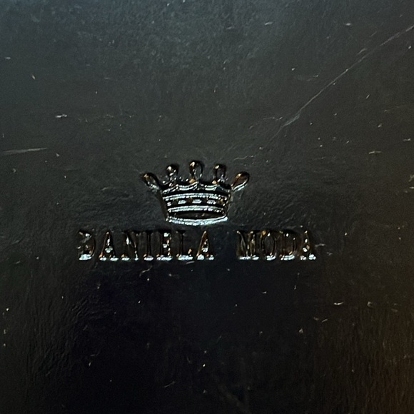 NWOT! Daniela Moda Black and Beige Leather Handbag. - Picture 2 of 11